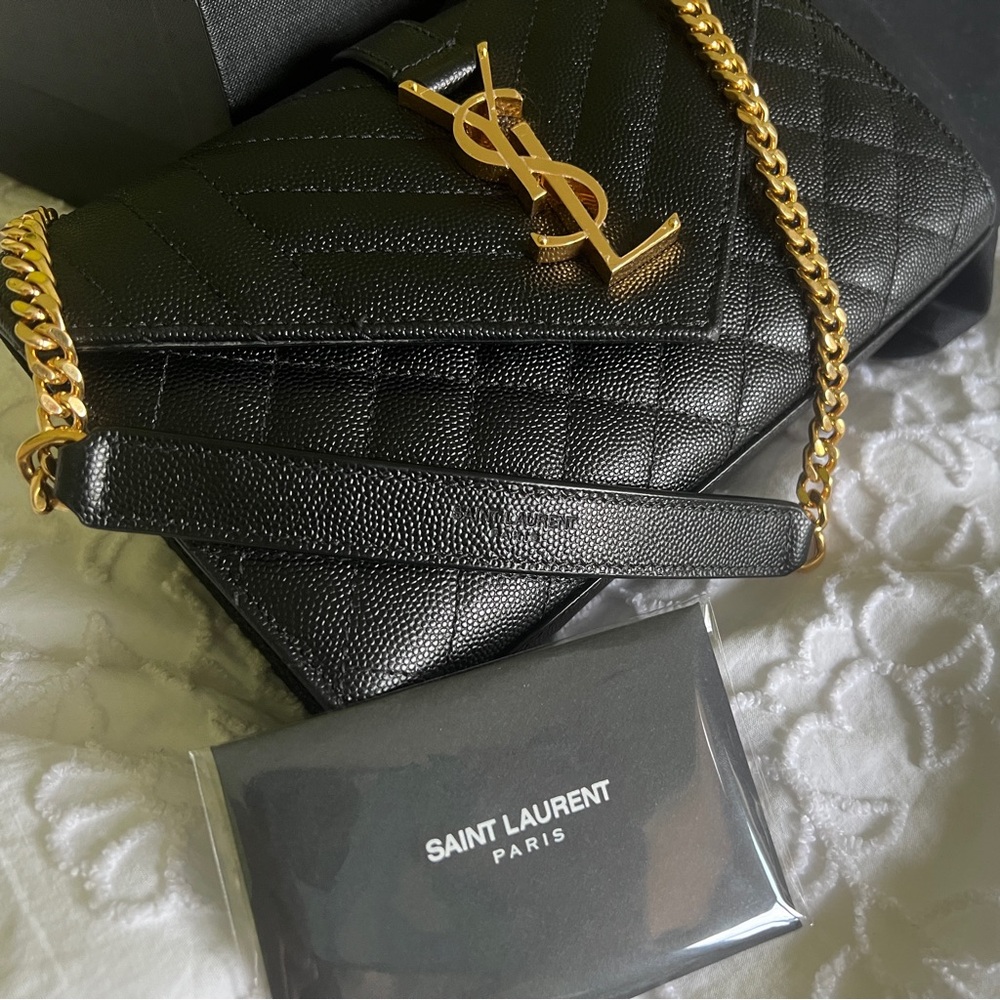 Like New Authentic YSL Envelope Tri-quilt gold on black Grain de Poudre leather - Picture 2 of 14